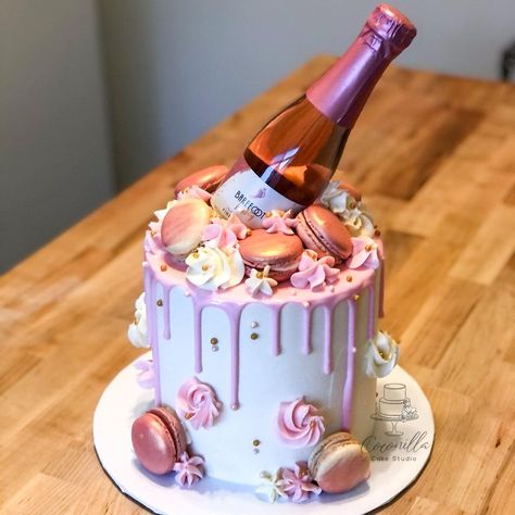 Wine Cakes Birthday, Wine Themed Cakes Ideas, Wine Cake Ideas, Wine Themed Birthday Cake, Cocktail Cake Design, Wine Themed Cake, Champagne Cake Design Birthday, Wine Cake Ideas Birthday, Wine Cake Designs