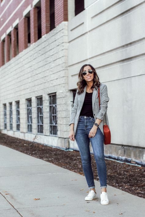 Blazer And Sneakers Outfit, Blazer And Jeans Outfit, White Tennis Shoes Outfit, Blazer Ideas, Plaid Blazer Outfit, Blazer And Jeans, Tennis Shoe Outfits Summer, Blazer Look, Casual Tennis Shoes