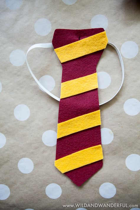 DIY Harry Potter House Ties – Wild+Wanderful Harry Potter Kawaii, Harry Potter Motto Party, Harry Potter Diy Crafts, Harry Potter Weihnachten, Baby Harry Potter, Harry Potter Day, Harry Potter Theme Birthday, Imprimibles Harry Potter, Harry Potter Halloween Party