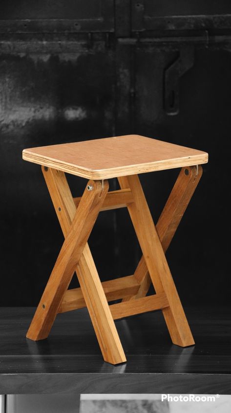 How to make a foldable stool Foldable Stool Diy, Wooden Stools Diy, Folding Wooden Stool, Stool Diy, Foldable Stool, Diy Stool, Wooden Folding Chairs, Boat Crafts, Small Woodworking Projects