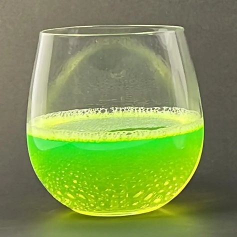 Glow in the Dark Magic Potion For Halloween - Katherine Learns Stuff! How To Make Glowing Potions, Glow In The Dark Potion Diy, Glowing Potion, Celtic Otherworld, How To Make Potions, Potion Party, Scary Halloween Decorations Diy, Potions Recipes, Halloween Punch