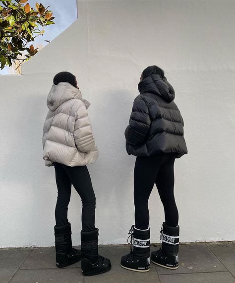 Twinning with @nlmarilyn & @georgia_3.0 in our Val #puffer in Ice grey and black! Almost sold out!! #frankiegirl #thefrankieshop Frankie Shop Val Puffer, Grey Moon Boots Outfit, Black Moonboots Outfits, Moon Boots Outfit, Snow Fits, Ski Trip Outfit, Korea Winter, Black Winter Jacket, Snow Coat