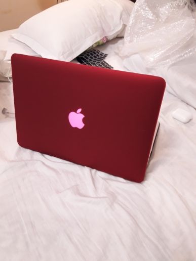 Red Laptop Aesthetic, Red Computer Aesthetic, Aesthetic Vermelho, Red Laptop, Dream Things, Macbook Air Cover, Friend Photography, Aesthetic Red, Macbook Air Case