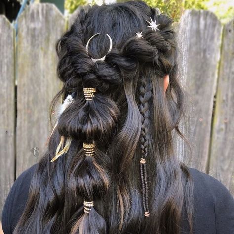 Forest Witch Hairstyles, Fortune Teller Hairstyle, Witchy Hairstyles For Short Hair, Easy Witchy Hairstyles, Witchy Hairstyles Curly, Long Witchy Hair, Witchy Hairstyles Long, Fortune Teller Hair, Sorceress Hair