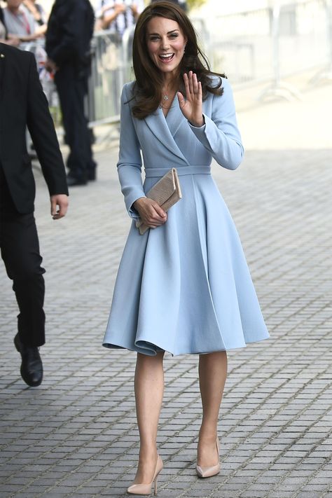 In a powder blue Emilia Wickstead coat dress, nude pumps and a nude clutch during a royal visit to Luxembourg. Kate Middleton Spring Style, Vévodkyně Kate, Mode Teenager, Herzogin Von Cambridge, Looks Kate Middleton, Estilo Kate Middleton, Kate Middleton Dress, Kate Middleton Outfits, Middleton Style