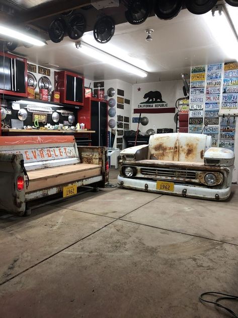 Diy Mancave Ideas Garage, Car Guy Man Cave, Automotive Shop Office, Auto Body Shop Ideas, Garage Auto Shop Ideas, Retro Garage Ideas, Auto Body Shop Office Ideas, Vintage Garage Decor, Garage Barbershop Ideas