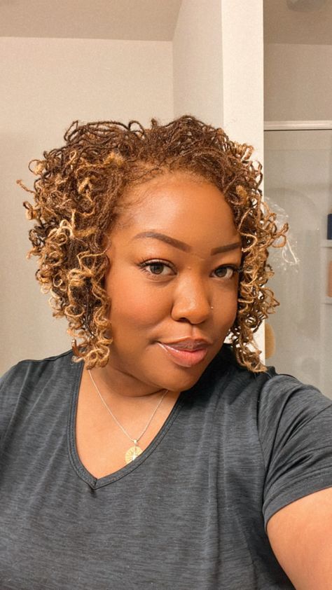 Sisterlocks cut into Asymetrical Bob Ginger Blonde. Cut/Color by Christina at Taji Natural Hair Salon, Raleigh location. Hair Styles For Microlocs, Colored Sisterlocks Black Women, Sisterlock Bob, Ginger Sisterlocks, Blonde Sisterlocks, Sisterlocks Color, Colored Sisterlocks, Sisterloc Styles, Mirco Locs