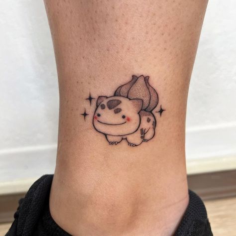 𝕊𝕙𝕖𝕝𝕓𝕪 ✿ on Instagram: “ditto-saur ~bulbasaur~ 1/3 matching ditto” Mini Pokemon Tattoo, Ditto Tattoo Pokemon, Matching Tattoos Pokemon, Bulbasaur Tattoo Black And White, Tiny Pokemon Tattoo, Oddish Tattoo, Ditto Bulbasaur, Slowpoke Tattoo, Matching Pokemon Tattoos