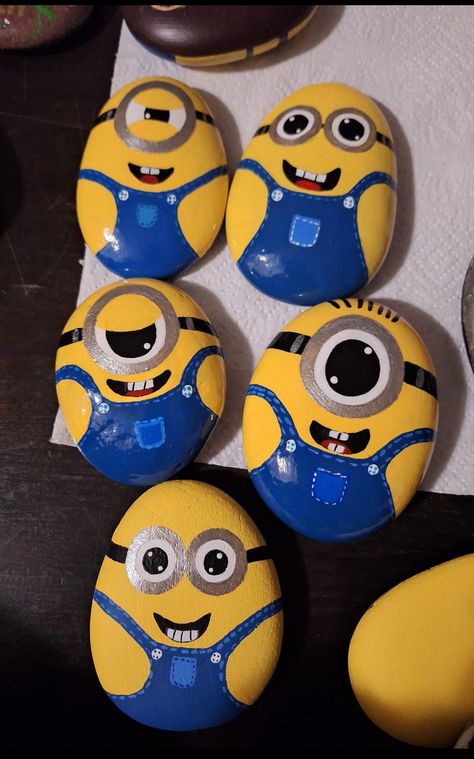 Minion Painting Easy, Back To School Painted Rocks, Minion Rock Painting, Minion Painting, Minion Rock, Minion Drawing, Cute Images For Wallpaper, Diy Rock Art, Stone Art Painting