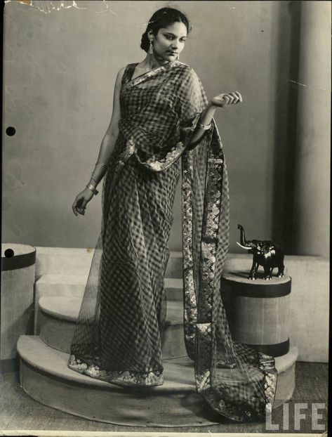 25 Deeply Satisfying Photos From History's Vault - Wow Gallery Vintage Indian Fashion, Fashion In India, Dress History, Vintage India, Saree Trends, Retro Women, Traditional Sarees, India Fashion, Indian Hairstyles