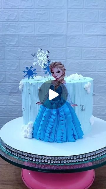 Frozen Cake Designs, Anna Frozen Cake, Frozen Cake Decorations, Elsa Torte, Elsa Birthday Cake, Pastel Frozen, Elsa Cake Frozen, Cake Surprise, Disney Frozen Cake