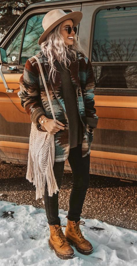 Boho Winter Outfits Snow, Winter Country Chic Outfits, Boho Looks Winter, Winter Boho Aesthetic, Street Style 40 Year Old, Bohemian Outfit Ideas Winter, Boho Outfit With Hat, Peru Style Outfits, Boho Winter Fashion 2023