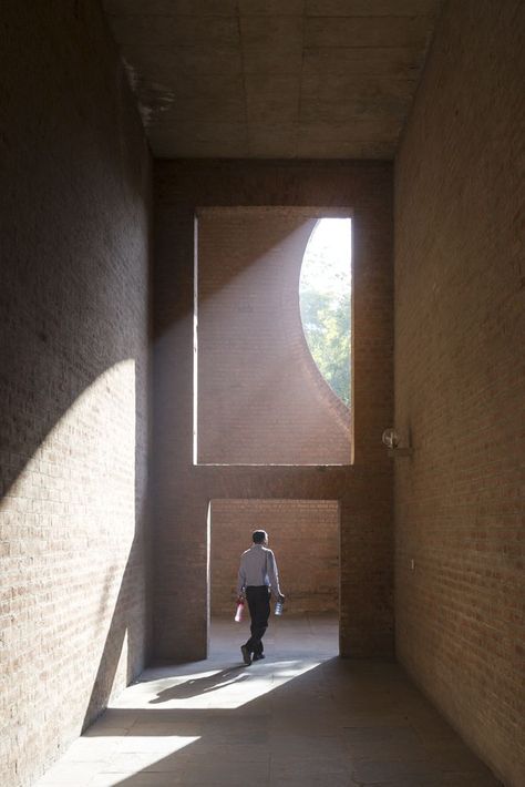 Louis Kahn . Indian Institute of Management . Ahmedabad  (39) Louis Khan, Indian Institutes Of Management, Louis Kahn, Cultural Architecture, Design Exterior, Space Architecture, Classical Architecture, Architecture Exterior, Light Architecture