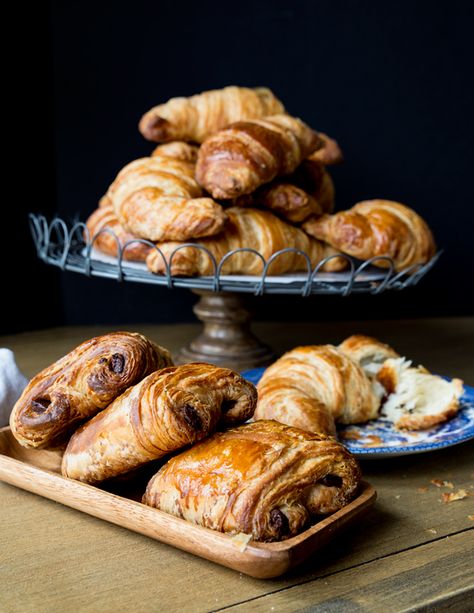 Pain Au Chocolat Recipe, Dessert Breads, Croissant Bread, Dessert Oreo, French Baking, Breakfast Photography, Make From Scratch, Croissant Recipe, Breakfast Sweets