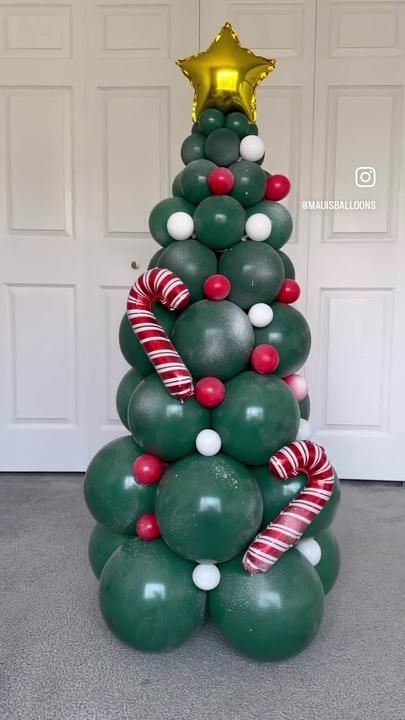 Evelinakozyra on TikTok Tree Balloon, Christmas Party Backdrop, Balloon Christmas, Christmas Balloon Decorations, Balloon Tree, Holiday Balloons, Deco Ballon, Deco Table Noel, Diy Balloon Decorations