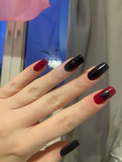 Short Acrylic Nails Black And Red, Nail Inspiration Red And Black, Nails Inspo Red And Black, Red Black Star Nails, Red Black Nails Ideas, Star Nails Red And Black, Red Nails Black Star, Black Nails Red Design, Easy Grunge Nails