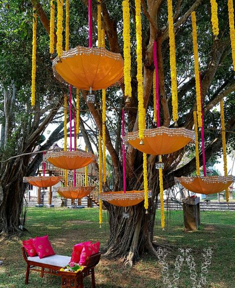 Indian Floral Decor, Umbrella Decor, Beautiful Umbrella, Diy Floral Decor, Umbrella Decorations, Outside Decor, Wedding Entrance Decor, Personalized Wedding Decor, Mandap Decor