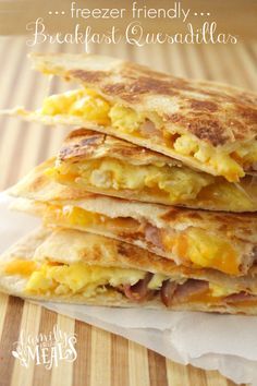 Freezer Breakfast Quesadillas 4 Ways - Family Fresh Meals Freezer Friendly Breakfast, Breakfast Quesadillas, Breakfast Quesadilla, Plats Healthy, Family Fresh Meals, Breakfast Party, Freezer Breakfast, Deilig Mat, Freezer Cooking