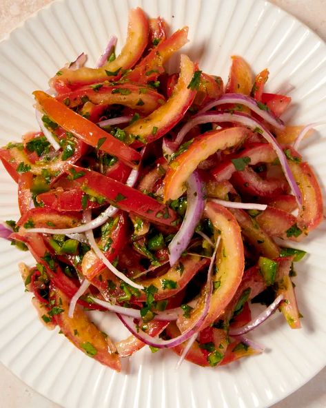 Kachumbari Recipe, African Salad, Tomato Side Dishes, Tomato And Onion Salad, 2023 Recipes, Tomato Salad Recipes, Onion Salad, Tomato Salad, Grilled Meat