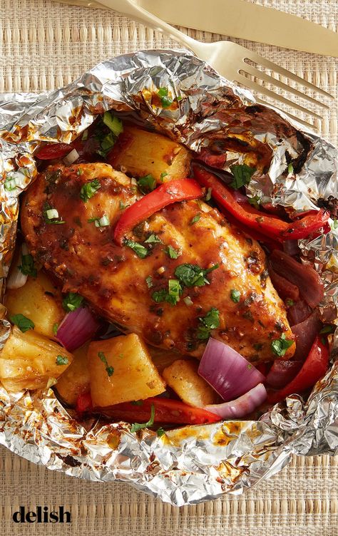 Chicken Foil Packs, Chicken Foil Packets, Summer Chicken Recipes, Chicken Receipes, Foil Pack Meals, Foil Packs, Tangy Bbq Sauce, Foil Packet Meals, Chicken Recipies