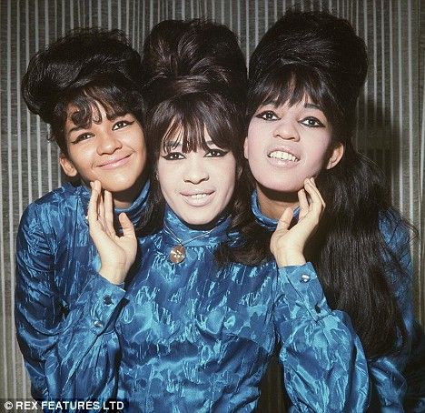 ronnie spector | ... fellow Ronette, sister Ronnie Spector (c) and Nedra Talley (l) in 1964 Blue Soul, Ronnie Spector, The Ronettes, Wall Of Sound, 60s Music, Oldies Music, 70s Music, Walking In The Rain, I Love Music