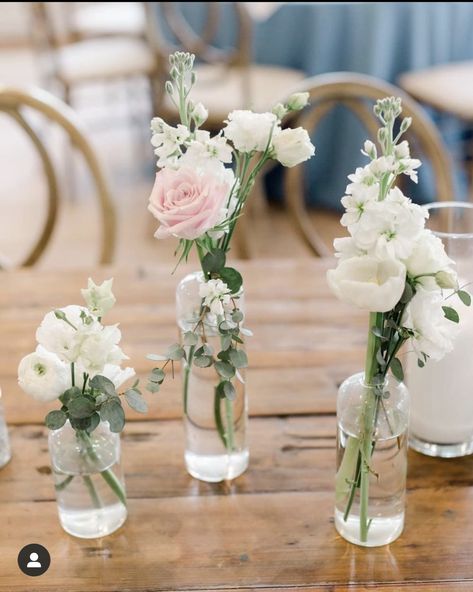 Minimalist Table Flower Arrangement, Blush Bud Vases Wedding, Simple Table Flowers, Minimalist Wedding Centerpieces Simple, Small Vases With Flowers Simple, Bar Wedding Flowers, Small Vases Centerpiece Wedding, Bud Vase Centerpiece Round Table, Carnation Wedding Centerpieces