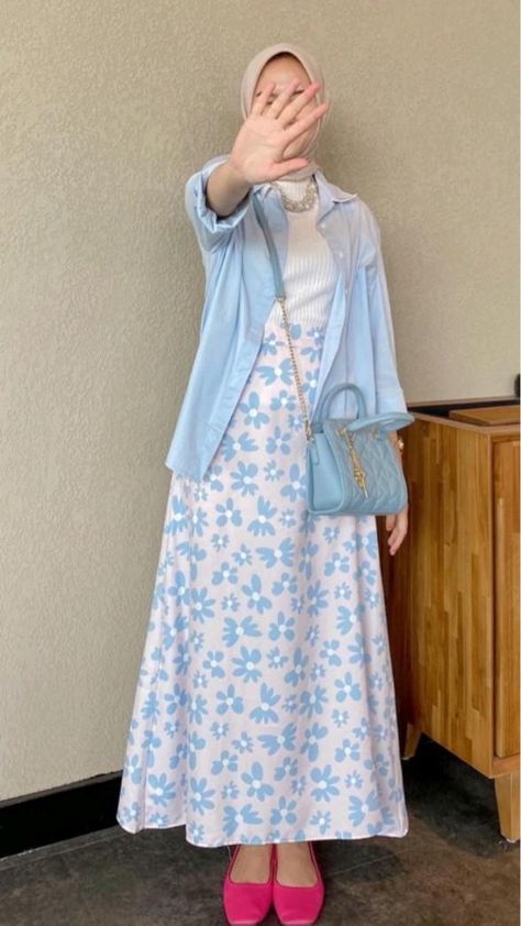 ⚠️ Link di Bio ⚠️ Blue Hijab Outfit, Pastel Blue Outfit, Mix And Match Outfits Hijab, Tutu Skirt Outfit, Floral Skirt Outfits, Rok Midi, Printed Dresses Fashion, Blue Dress Outfits, Ootd Korean Style