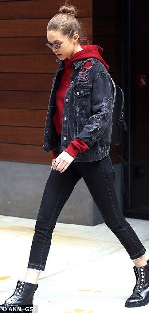 Later Gigi was seen in a red hoodie with black jeans and a black denim jacket. Black laceless boots added an urban jungle edge Black Denim Jacket Outfit, Sweatshirt Outfit Winter, Sweatshirt Dress Outfit, Jeans And Hoodie, Black Jean Jacket, Denim Jacket Outfit, Gorgeous Outfits, Jeans Outfit Casual, Sweatshirt Outfit