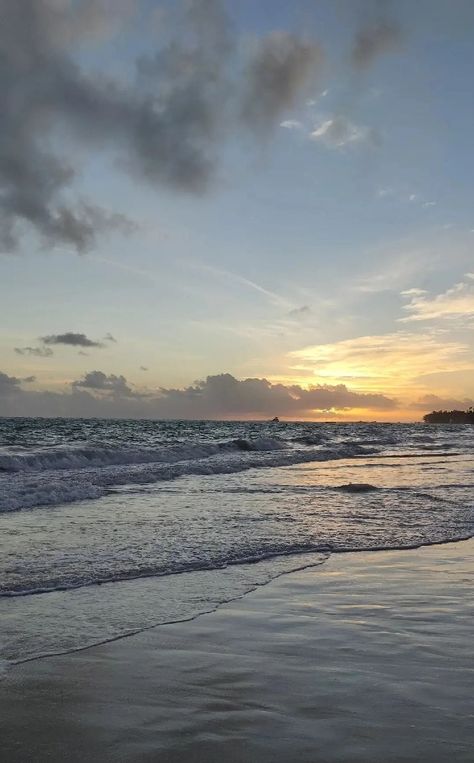 Beach Morning Aesthetic, Morning Beach Pictures, Morning Beach Aesthetic, Afternoon Sky, Sunrise Ocean, Morning Beach, Beach Sunset Wallpaper, Ocean Aesthetic, Beach Nature