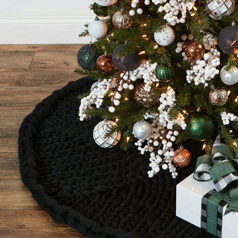 Knit Tree Skirt, Knit Tree, Black Christmas Decorations, Christmas Tree Decorating Themes, Christmas Tree Inspiration, Black Christmas Trees, Christmas Wonderland, Chic Christmas, Christmas Tree Design