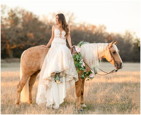 Western Wedding Horse, Country Wedding Horses, Horse Bride Photoshoot, Weddings With Horses, Bride On Horseback, Country Wedding With Horses, Wedding Ideas Horses, Bride With Horse Photo Ideas, Bride Horse Photography