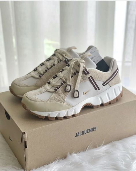 Light bone colorway Jacquemus Sneakers, Nike Jacquemus, Nike Air Humara, Jacquemus Shoes, Paris Fashion Week Men, Trendy Shoes Sneakers, Cute Sneakers, Hype Shoes, Shoe Inspo