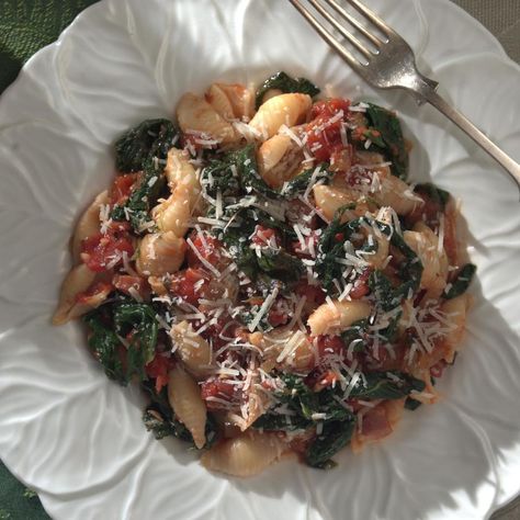 Pasta with Greens & Tomato Sauce Collard Greens Recipe Healthy, Collard Greens Recipe, Food And Nutrition, Tomato Sauce Recipe, Healthier Recipes, Pasta Sauce Recipes, Healthy Pastas, No Calorie Foods, Collard Greens