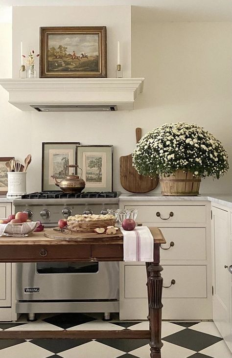 European Kitchens, English Kitchens, Decoration Inspiration, Cottage Kitchen, Küchen Design, Country Kitchen, 인테리어 디자인, House Inspiration, Kitchen Inspirations