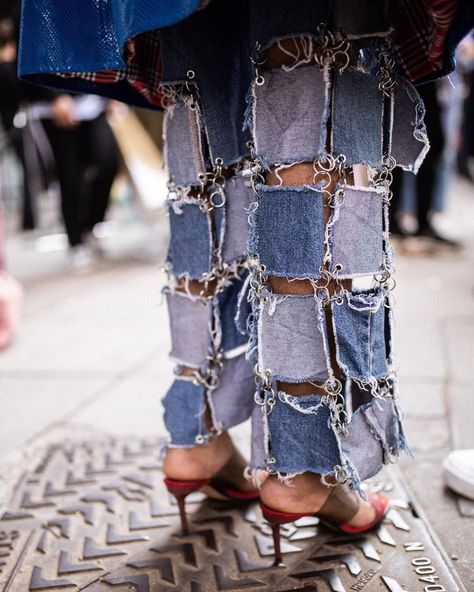 Jeans With Chains, Deconstruction Fashion, Trend Council, Men's Denim Style, London Fashion Week Mens, London Fashion Weeks, Denim Inspiration, Diy Vetement, Denim Ideas