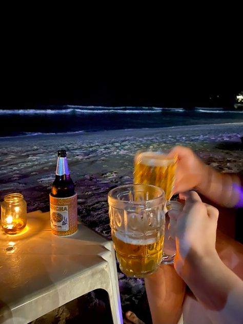 Beer On The Beach Aesthetic, Summer Beer Aesthetic, Drinking With Boyfriend, Alcholic Drink Aesthetic Friends, Summer Drinking Aesthetic, Couple Drinking Alcohol Aesthetic, Beach Night Couple, Drinking Asethic, Beer With Friends Night