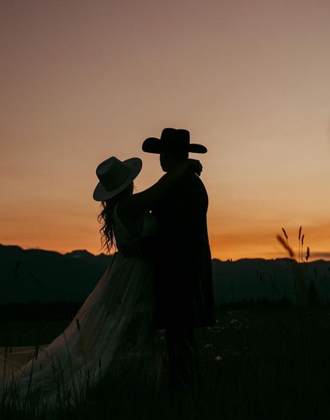 western wedding Western Wedding Poses, Cowboy Black Tie Wedding, Wedding Photo Ideas Western, Western Wedding Photoshoot, Western Elopement Photoshoot, Goth Western Wedding, Western Wedding Picture Ideas, Black Tie Western Wedding, Western Wedding Black