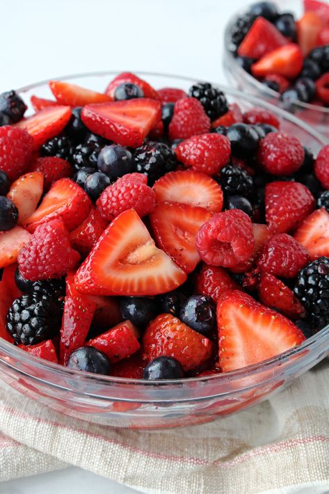 Easy Berry Fruit Salad - Love to be in the Kitchen Fruit Berry Salad, Christmas Breakfast Fruit Salad, Fresh Berry Salad, Berry Fruit Salad Recipe, Fruit And Vegetable Meals, Salads Mediterranean, Berries Salad, Berry Salad Recipe, Gnome Party