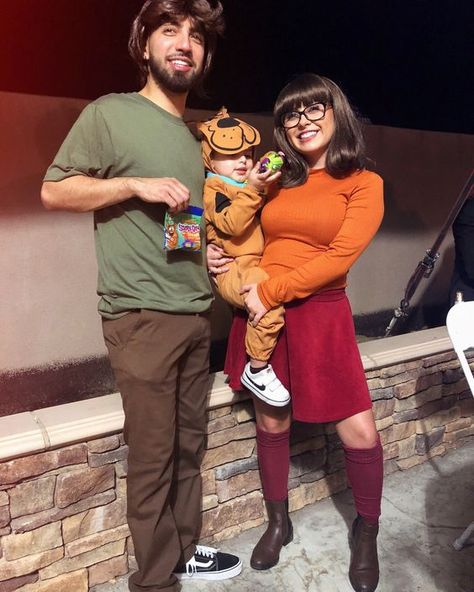 100 DIY Halloween Costumes for Kids and Adults for your #squadghouls to create a haunt mess - Hike n Dip Shaggy And Velma, Family Themed Halloween Costumes, Meme Costume, First Halloween Costumes, Diy Couples Costumes, Themed Halloween Costumes, Baby Kostüm, Halloween Costumes For 3, Diy Halloween Costumes For Kids