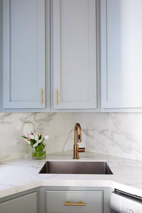 Small gray kitchen with a corner sink and a brass faucet finished with gray cabinets and a marble countertop. Kitchen With Corner Sink, Small Gray Kitchen, Kitchen With Corner, Corner Kitchen Sink, Corner Sink Kitchen, Kitchen Sink Design, Blue Kitchen Cabinets, Condo Kitchen, Gray Cabinets