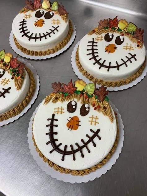 Scarecrow Cupcake Cake, Mini Loaf Pan Cakes Decorated, Autumn Cakes Decorating, Fall Themed Cake Ideas, Fall Cake Decorations, Fall Cupcake Ideas Decoration, Scarecrow Cake Ideas, Thanksgiving Cake Ideas Decorating Easy, Decorated Cakes Ideas Easy