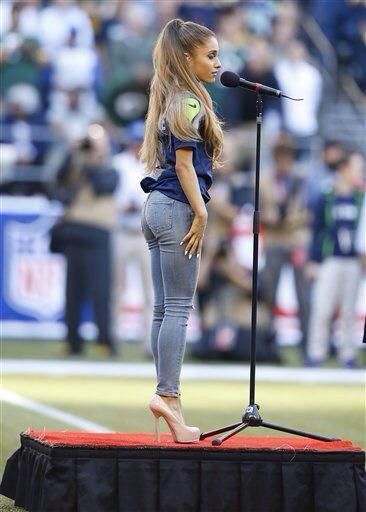 My BAE wearing Seahawks Jersey Ariana Grande Legs, Ariana Grande Body, Honeymoon Avenue, Adriana Grande, Flannel Lined Jeans, Ariana Grande Cute, Ariana Grande Style, Ariana Grande Photos, Ariana Grande Pictures