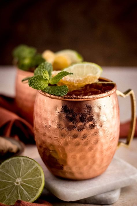 Moscow Mule is a classic and refreshing ice-cold cocktail with vodka, lime juice, and ginger beer. Easy to make in just a couple of minutes! Golf Cocktails, Mezcal Mule, Classic Vodka Cocktails, Sweet Tea Vodka, Toddy Recipe, Hot Toddies Recipe, Moscow Mules, Vodka Lime, Italian Menu