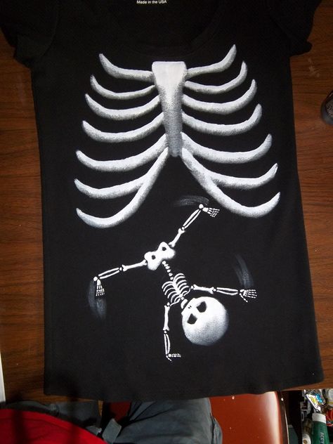 I want to get pregnant so i can wear this shirt :) Pregnant Costume, Pumpkin Carved, Maternity Tee Shirts, Skeleton Baby, طفلة حديثة الولادة, Pregnancy Costumes, Pregnant Halloween Costumes, Cricket Player, Gothic Baby