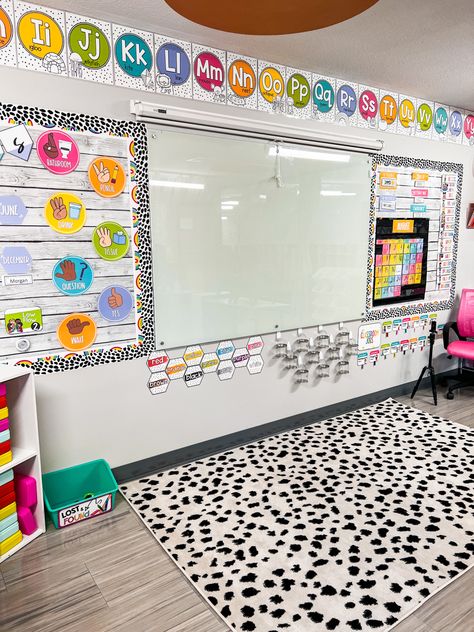 Kindergarten Room Decorations, Diy Classroom Decorations Kindergarten, Decorate Kindergarten Classroom Ideas, Bright Preschool Classroom, Creche Classroom Decoration, Classroom Table Names Ideas, Class Decoration Ideas For Kindergarten, Themes For Kindergarten Classrooms, Classroom Displays Kindergarten