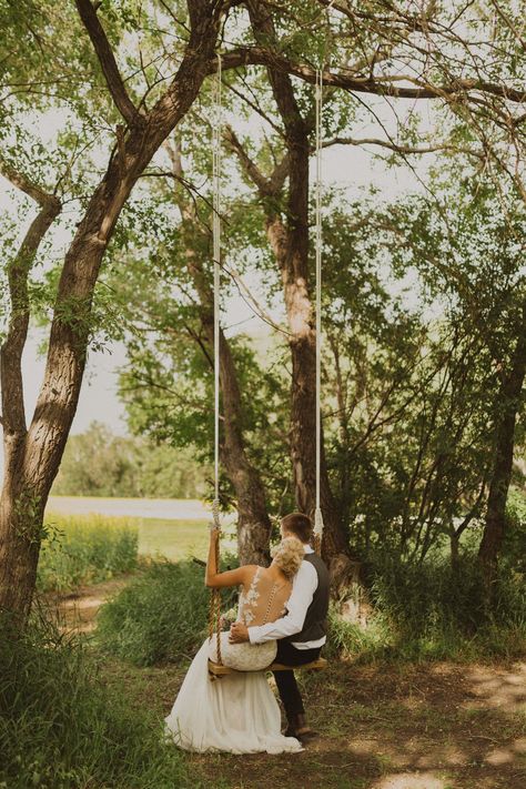 Outdoor Boho Wedding, Outdoor Wedding Pictures, Wedding Farm, Farm Wedding Photos, Adventurous Wedding, Rustic Farm Wedding, Field Wedding, Wooden Swing, Wedding Couple Photos