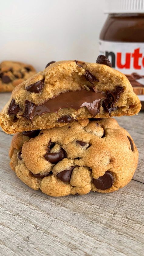 NUTELLA STUFFED NYC COOKIES 😍 Omg you guys… I am in love with these cookies!! ❤️ It’s always difficult getting cookies to stay nice and… | Instagram Nutella Filled Cookies, Nyc Cookies, Nutella Cookies, Filled Cookies, Food Babe, Sweet Snacks Recipes, Lost 100 Pounds, I Am In Love, Am In Love