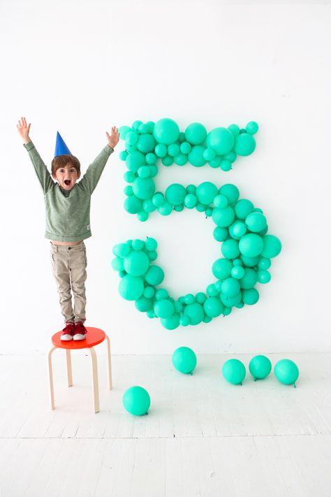 Giant Balloon Number DIY | Oh Happy Day! Giant Balloon, Foto Kids, Anniversaire Diy, Number Five, Giant Balloons, Festa Party, Balloon Wall, Number Balloons, Number 5