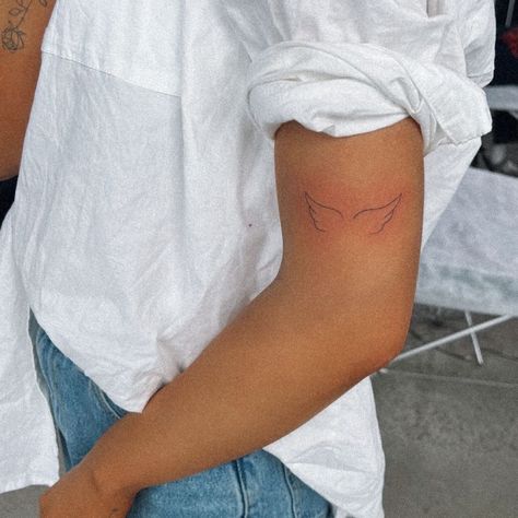 Fine Line Angel Wings Tattoo Small, Tiny Tattoos Angel Wings, Angel Wings Tattoo On Back Small, Fine Line Angel Wing Tattoo, Tiny Angel Wings Tattoo, Angel Wing Fine Line Tattoo, One Line Angel Tattoo, Fine Line Wings Tattoo, Wings Fine Line Tattoo