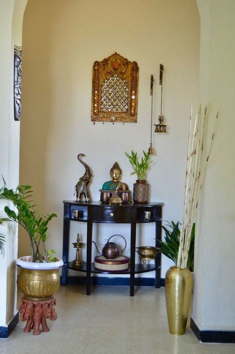 Jharokha Decor Living Room, Brass Home Decor Indian, Entryway Indian Decor, Indian Decoration Ideas House, Corner Decorating Ideas Entryway, Indian Foyer Decor Entryway, Brass Decor Indian Living Rooms, Buddha Corner Decor, Zen Entryway Ideas